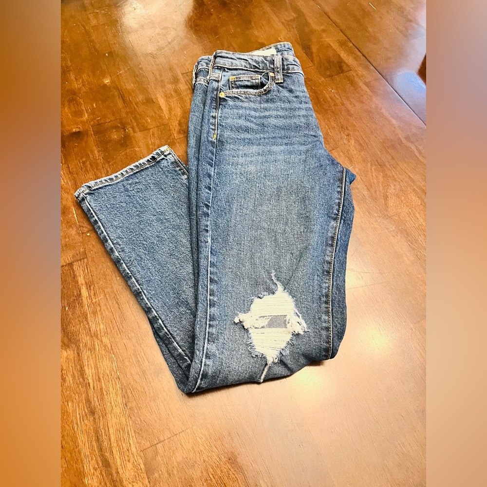 Universal Thread, size 26R, distress on knees, ankle length